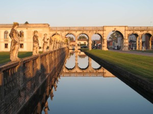 Una suggestiva foto della roggia che delimita il parterre di Villa Contarini
