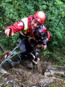 L'operatore Nicola con la cagnolina Eva molto intelligente e dal fiuto finissimo!