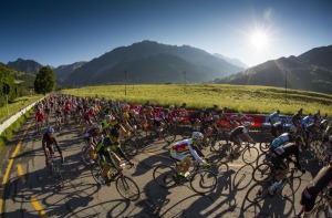 I ciclisti impegnati nella Granfondo dello Stelvio edizione 2015