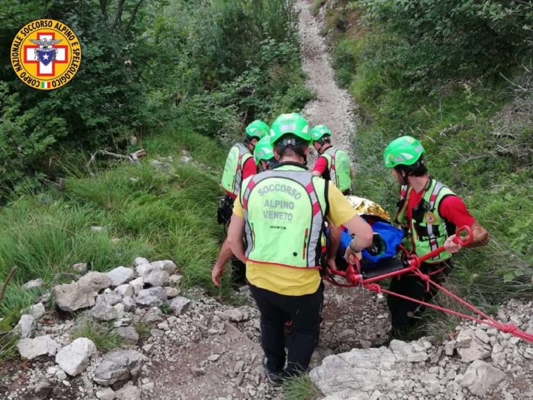 Scivola ai piedi del Pasubio e si procura una sospetta frattura del bacino