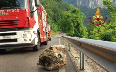 Masso cade in strada in Valbrenta