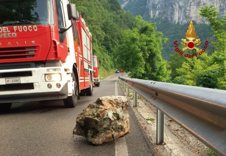Masso cade in strada in Valbrenta