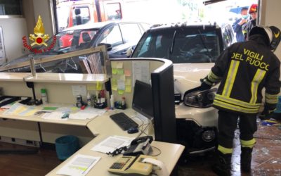 Auto finisce in ufficio: un ferito e due impiegati incolumi