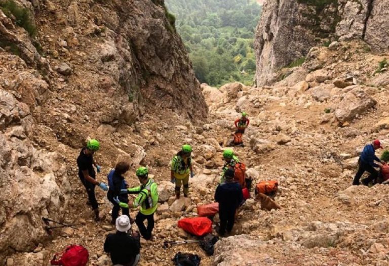 Soccorso alpino sul Cornetto per escursionista colpita da masso