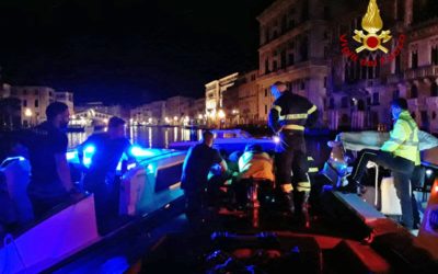 Donna cade in acqua in Canal Grande a Rialto: salva!