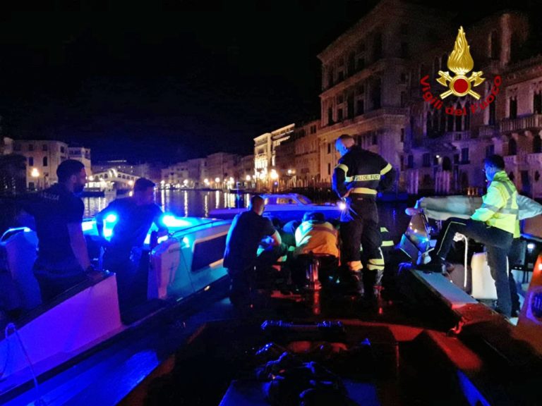Donna cade in acqua in Canal Grande a Rialto: salva!