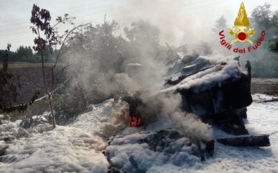 Barca in fiamme e uomo ferito a Mira