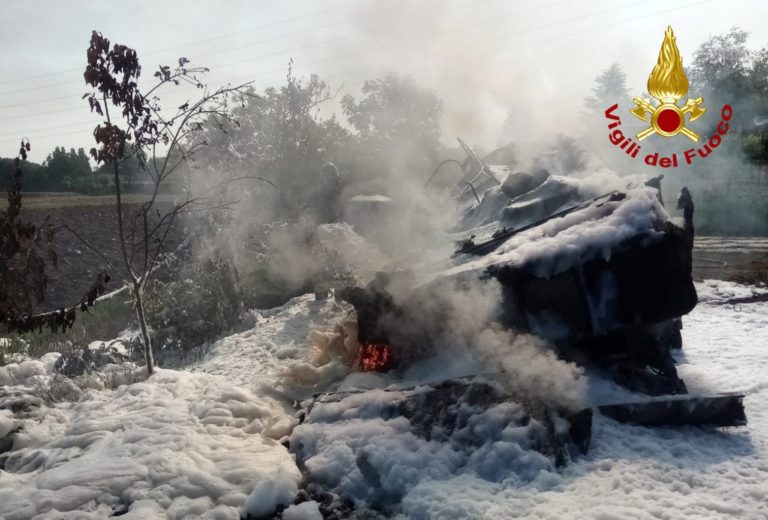 Barca in fiamme e uomo ferito a Mira