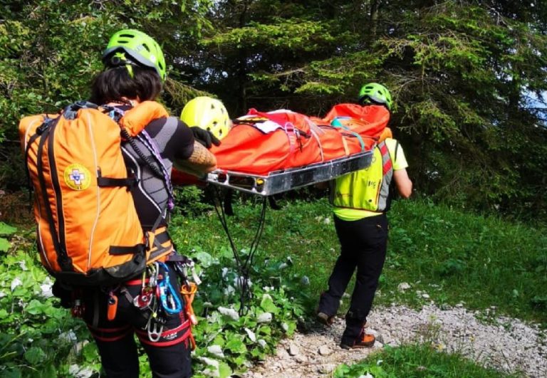 Recuperato sul Monte Cornetto un alpinista colpito da un sasso