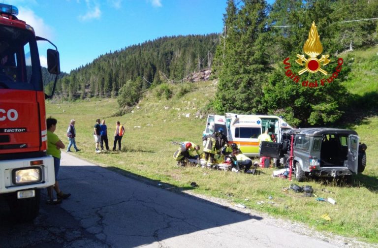 A Gallio tra le Melette e Campomulo si capovolge un fuoristrada: tre feriti [FOTO]