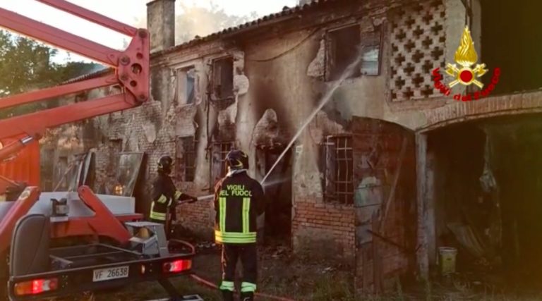 A Canda (Rovigo) incendio in casolare disabitato [VIDEO]