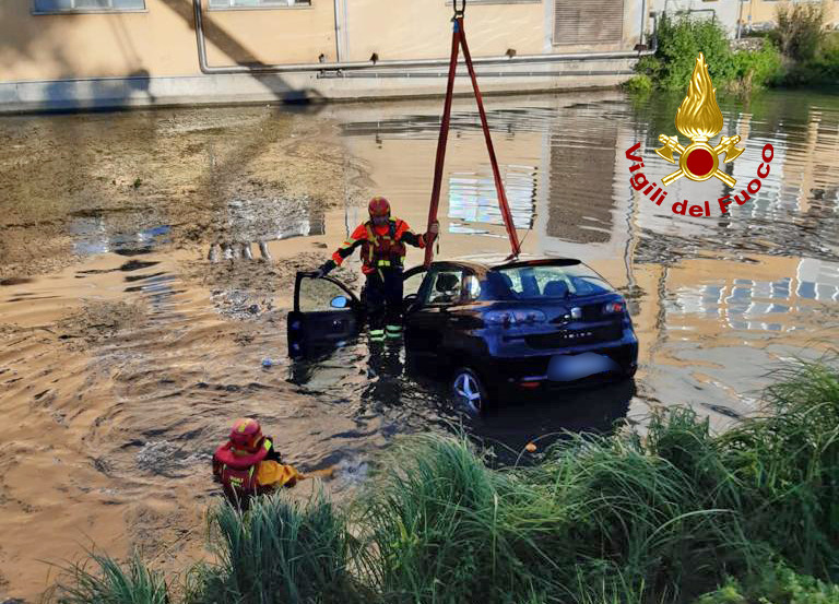 Nel fiume dopo lo schianto: salvata da due lavoratori