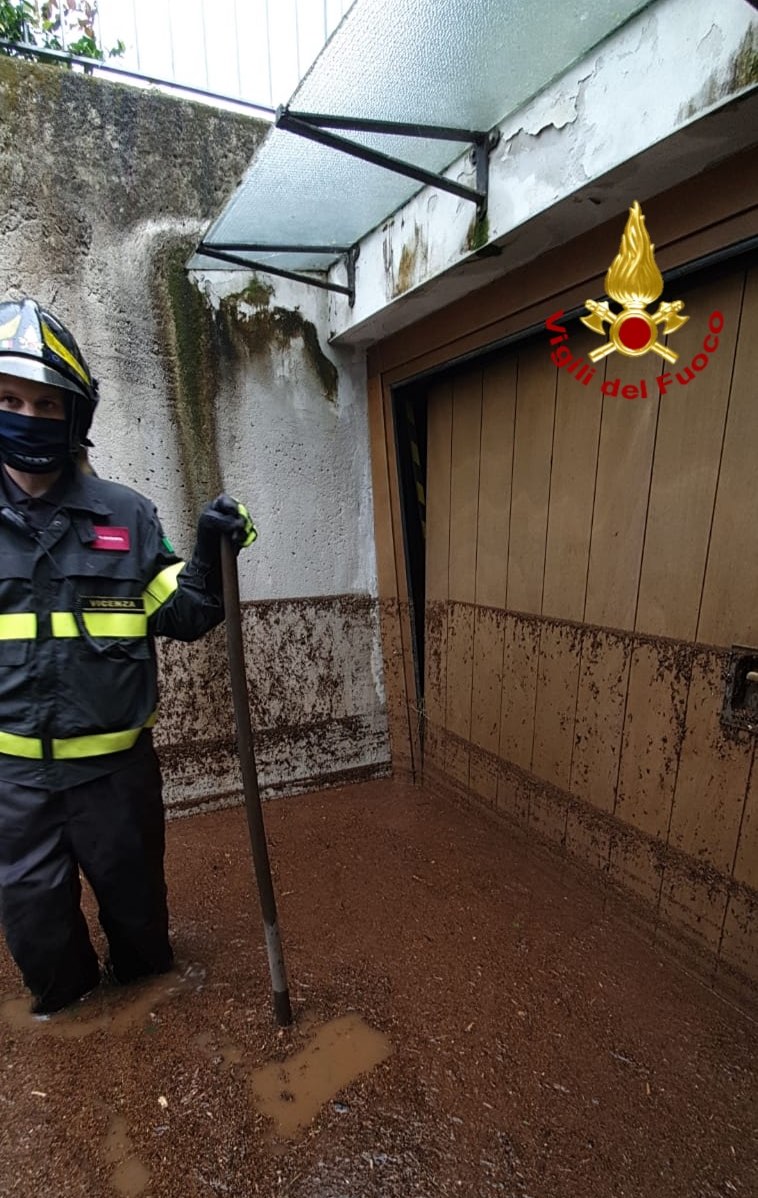 Maltempo, alluvione lampo a Solagna e 80 interventi per i Vigili del Fuoco in Pedemontana