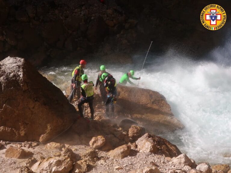 Recuperato cadavere escursionista precipitato nella cascata