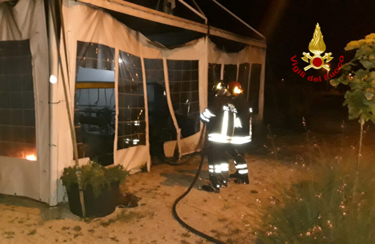 Caorle, in fiamme il tendone: indagini in corso