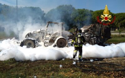 In fumo un trattore agricolo e un’imballatrice