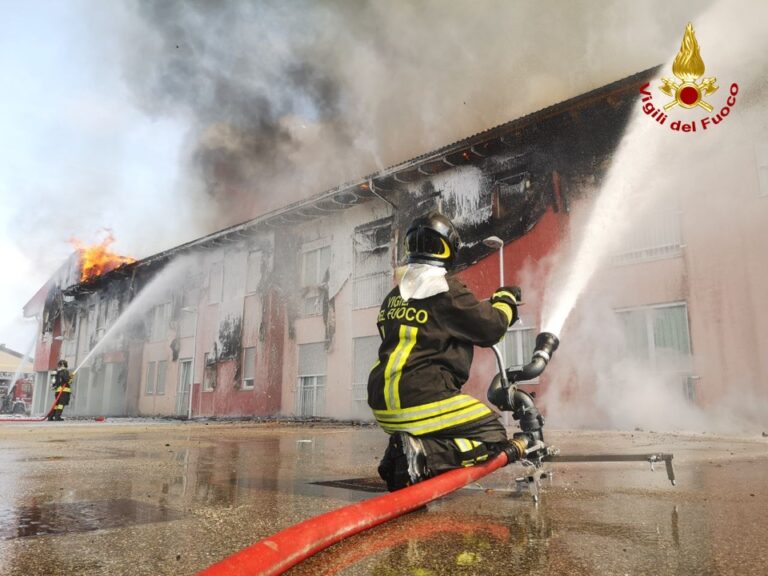 Furioso incendio divampato in casa di riposo: 100 persone tratte in salvo [VIDEO]