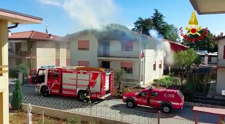 Incendio in cucina: due donne in ospedale per il fumo [VIDEO]