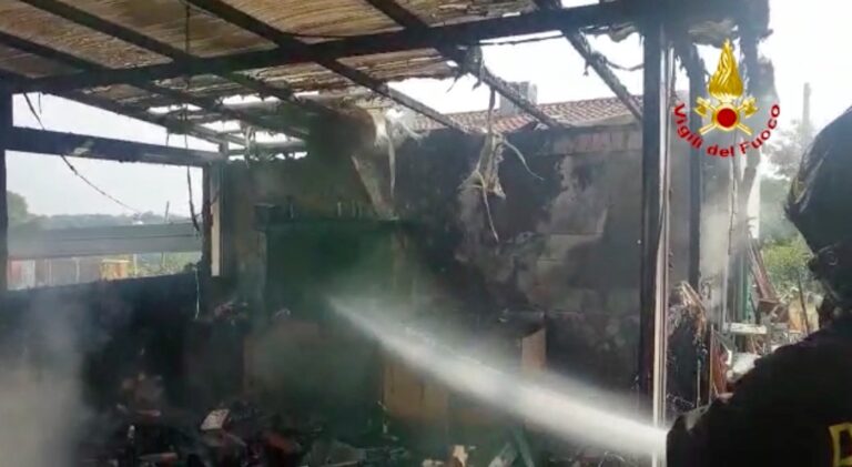 Incendio a deposito attrezzi agricoli: anziana intossicata [VIDEO]