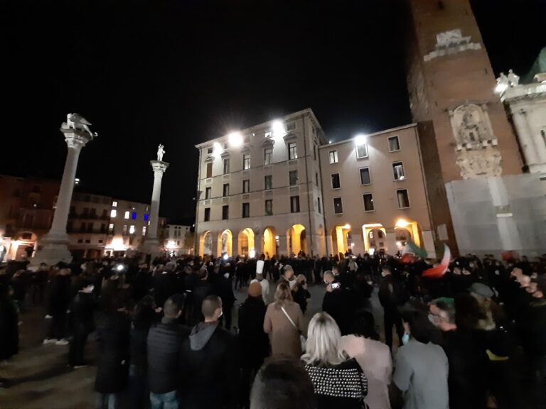 Coronavirus – Proteste contro il semi-lockdown: scarsi contenuti perché “la paura fa 90”