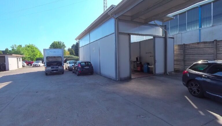 Incidente sul lavoro/1 – Ferito grave al volto: ferro “sparato” da pressa
