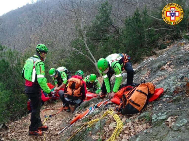 Soccorsi ciclisti sugli Euganei: una gamba rotta e una spalla contusa
