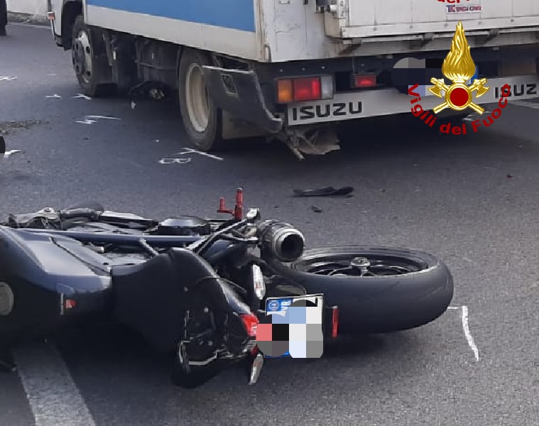 Motociclista muore nello scontro con furgone a Bolca