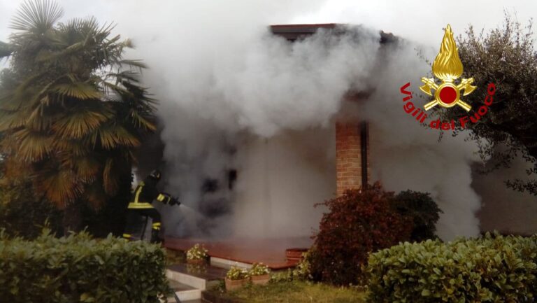 Incendio nel seminterrato di una villetta a Rosà