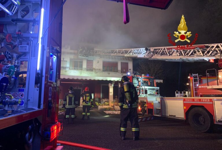Incendio nel sottotetto: i pompieri salvano una casa di tre piani