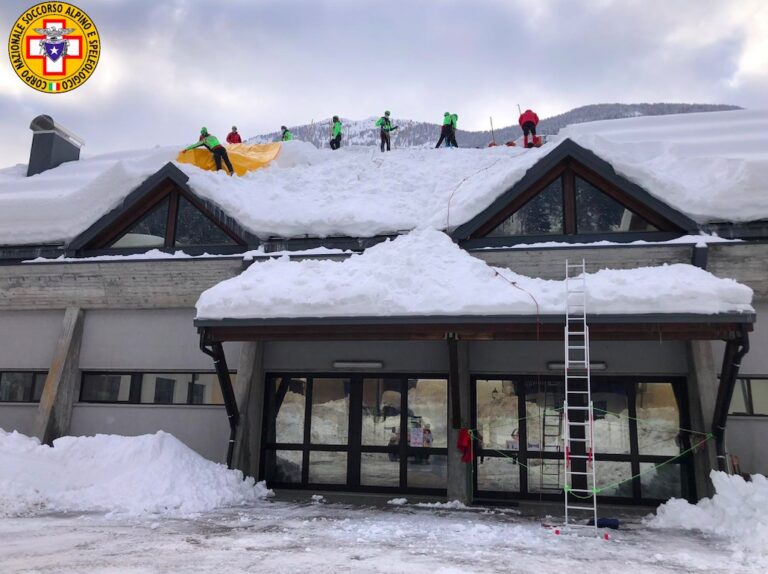 Soccorso Alpino impegnato in Comelico per pulizia dei tetti dalla neve