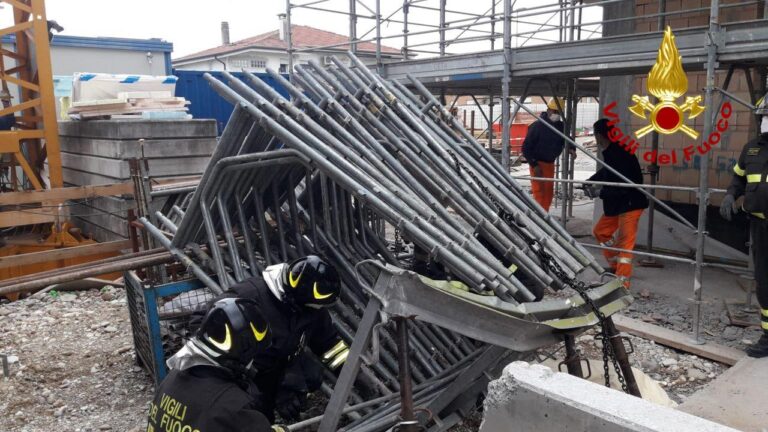 Morto sul lavoro un muratore di 23 anni ad un giorno dal 1° maggio: oggi un minuto di silenzio nei cantieri di tutta Italia!