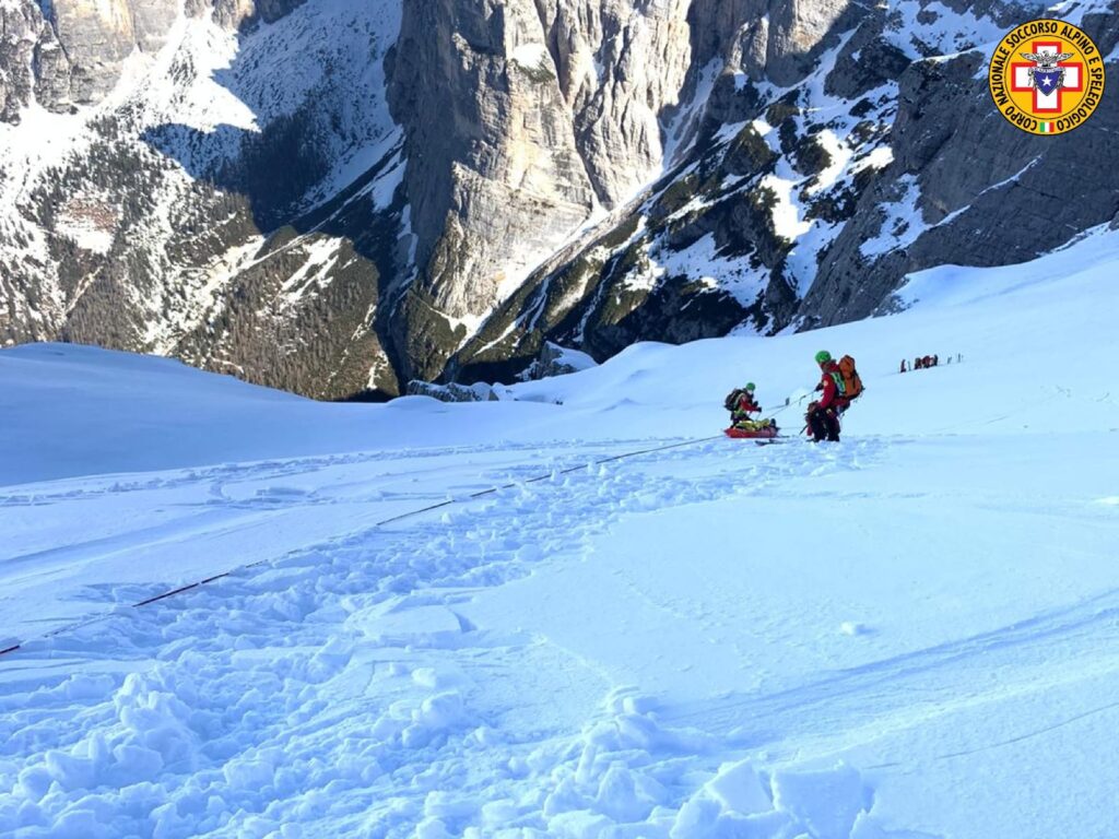barella su nevaio soccorso alpino