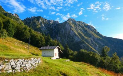 Scivola sulla roccia bagnata, cade e si fa molto male: lo recupera l’elicottero del Suem