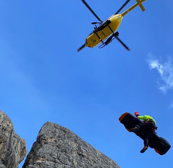 Alpinista tedesco precipita sotto la Torre Piccola di Falzarego: è grave