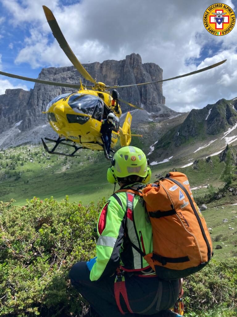 Soccorso escursionista caduto in un ghiaione sopra al passo Giau
