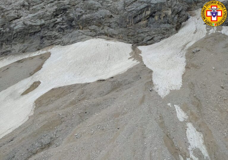 Controllate due frane alla base del Civetta
