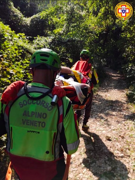 soccorso alpino porta barella