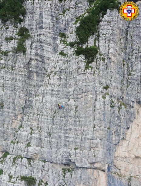 Un alpinista vola per 40 metri in Moiazza: grave